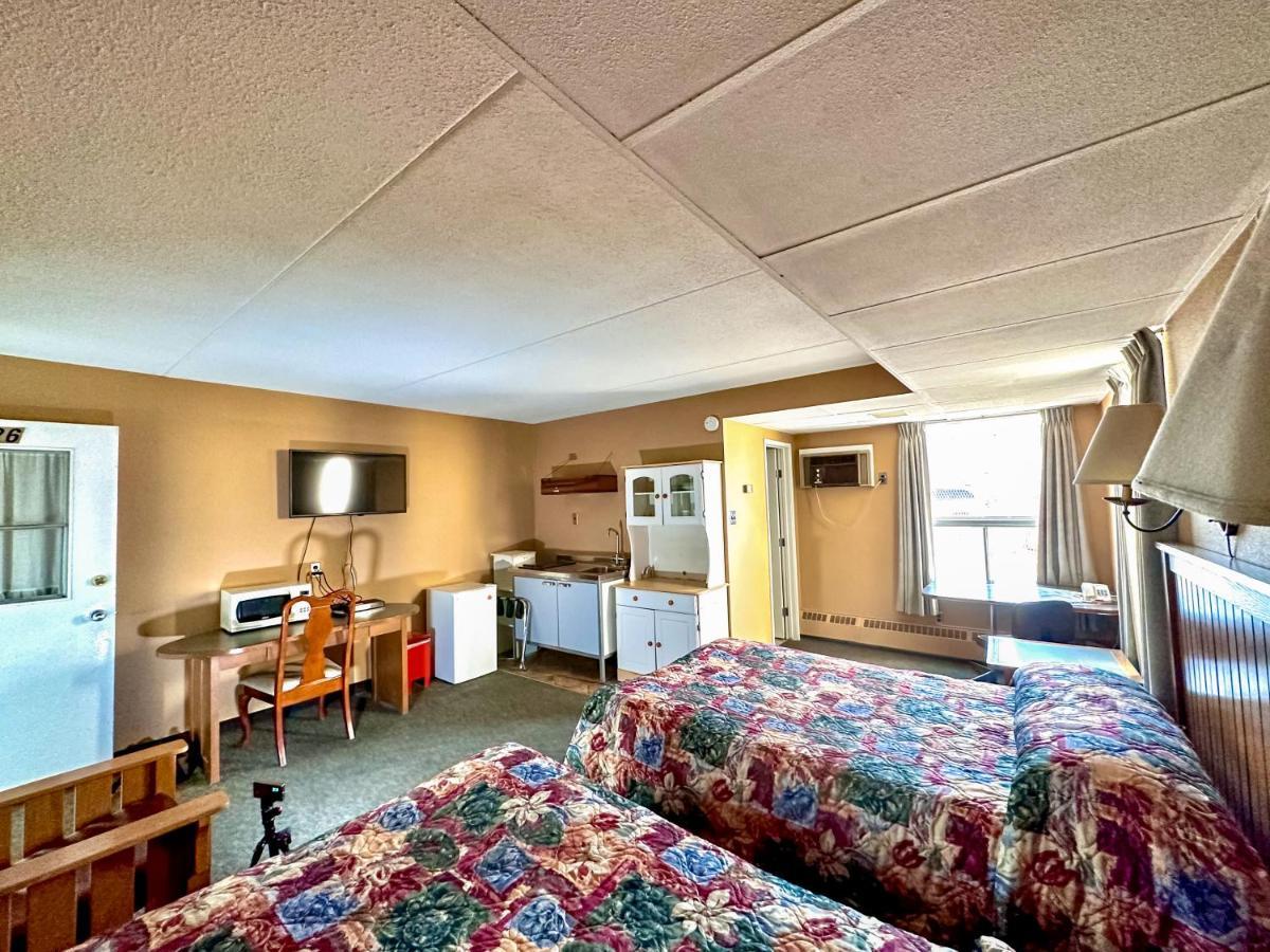 Capone'S Hideaway Motel Moose Jaw Exterior photo