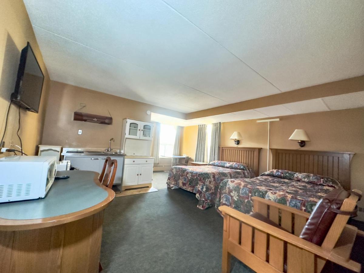 Capone'S Hideaway Motel Moose Jaw Exterior photo