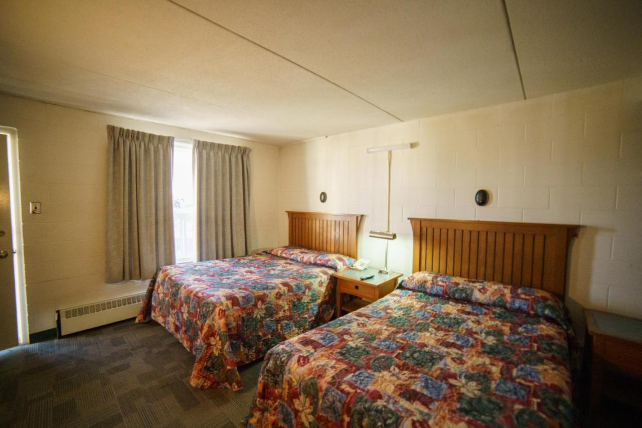 Capone'S Hideaway Motel Moose Jaw Exterior photo