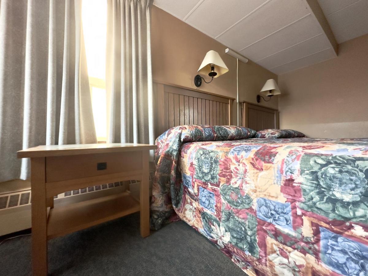 Capone'S Hideaway Motel Moose Jaw Exterior photo