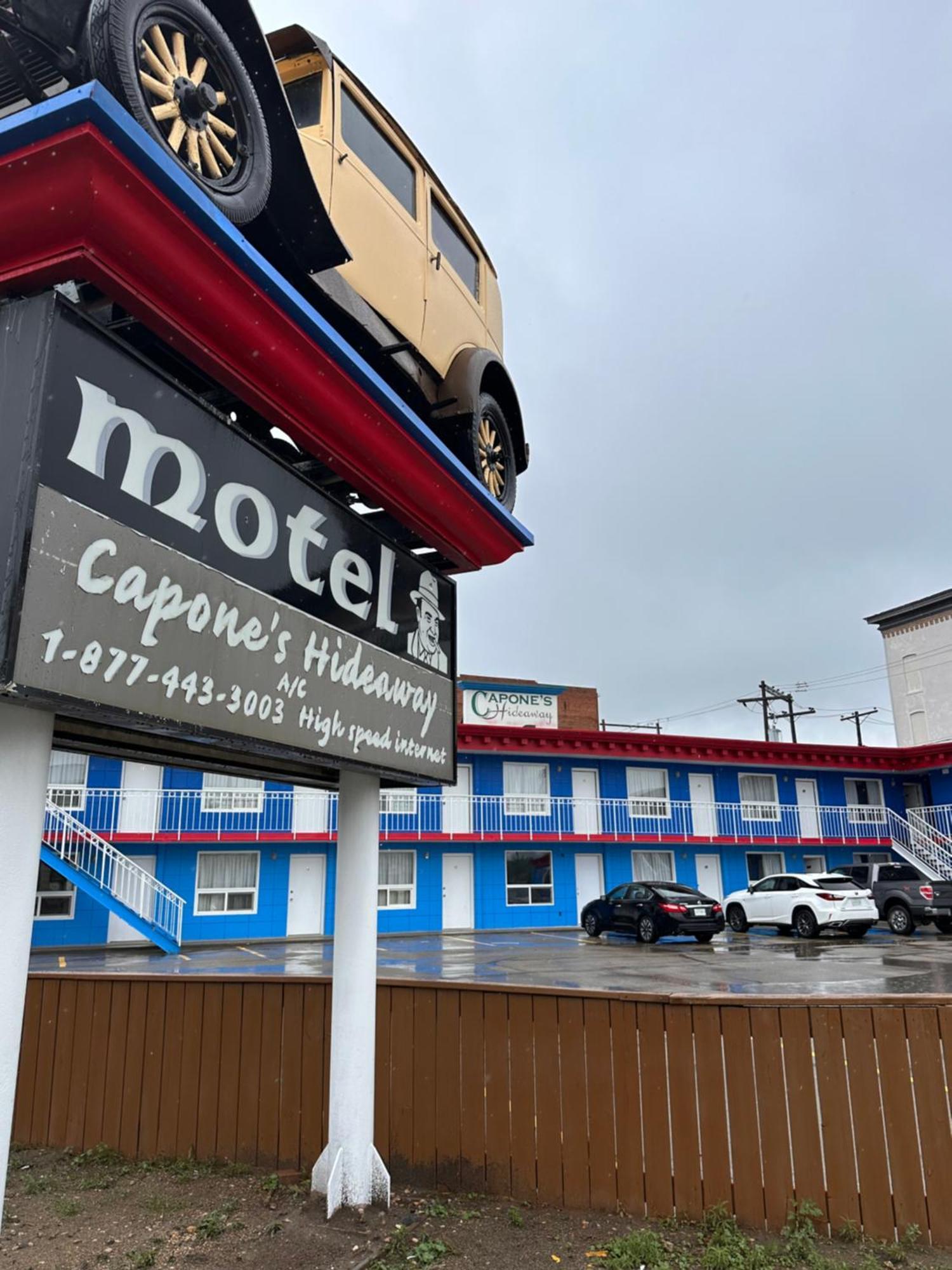 Capone'S Hideaway Motel Moose Jaw Exterior photo