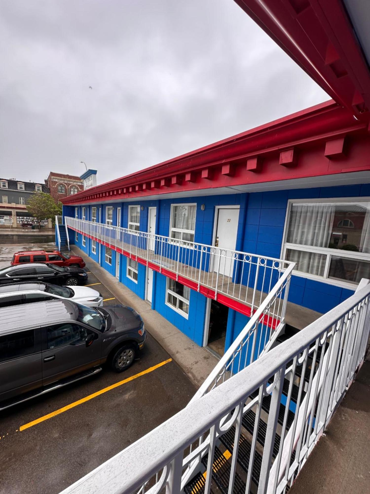 Capone'S Hideaway Motel Moose Jaw Exterior photo